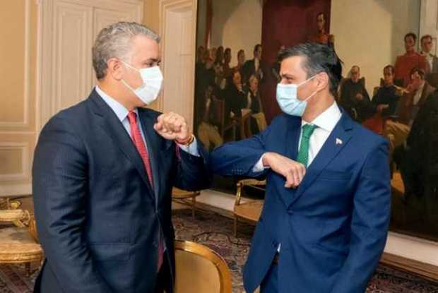 Presidente, Iván Duque (i), mientras saluda al líder opositor venezolano Leopoldo López (d), durante un acto por el Día Internac