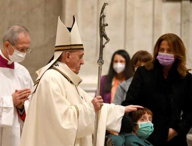 El papa Francisco celebra una Misa del Gallo solitaria y llama a la fraternidad