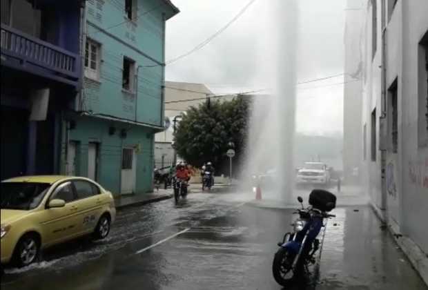 Obrero, lesionado por presión de agua
