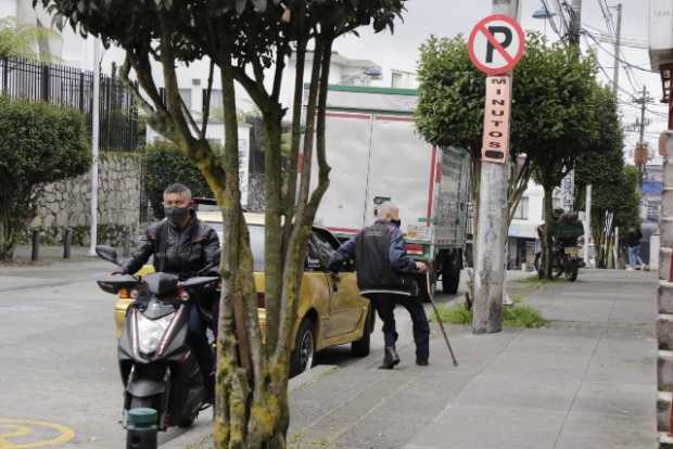 Vehículos parqueados frente al Hospital de Caldas.