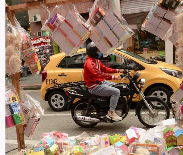 El aguinaldo les llegó en moto debido a la pandemia