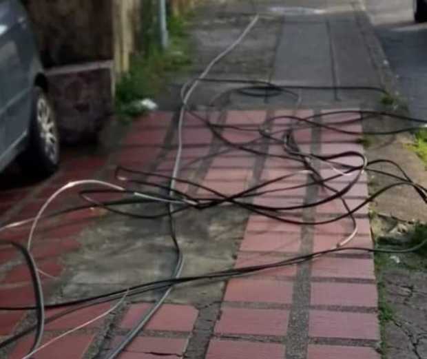 Cable desprendido en el barrio Minitas. 