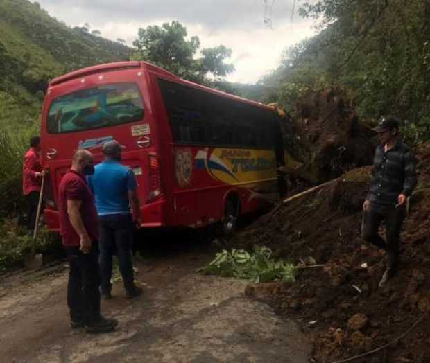 Bus quedó atascado en derrumbe en Manzanares 