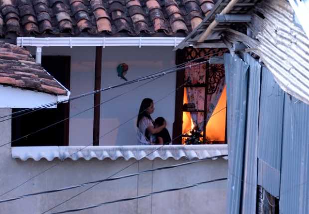 Veladora ocasiona incendio en Salamina