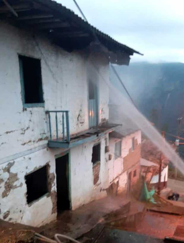 Ardió parte de una casa abandonada en Salamina Ardió parte de una casa abandonada en Salamina