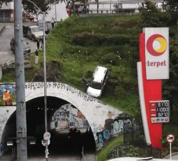 Terminó clavado en la ladera del Túnel de La 52, en Manizales