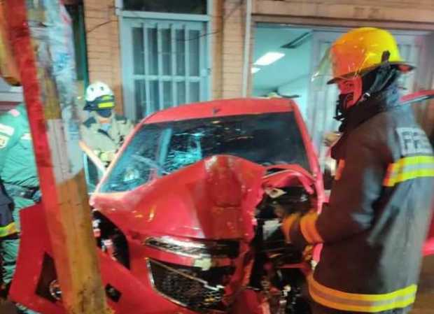 Vehículo chocó contra un poste en Manizales