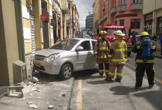 Un vehículo particular rompió conducción de gas natural en el centro