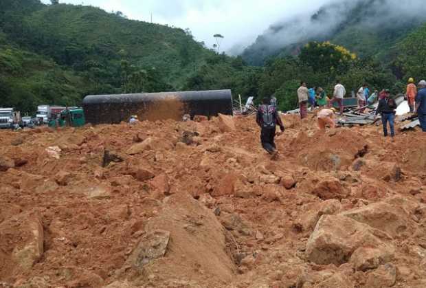 Dos personas muertas y tres heridas, el saldo de un deslizamiento en la autopista Bogotá-Medellín