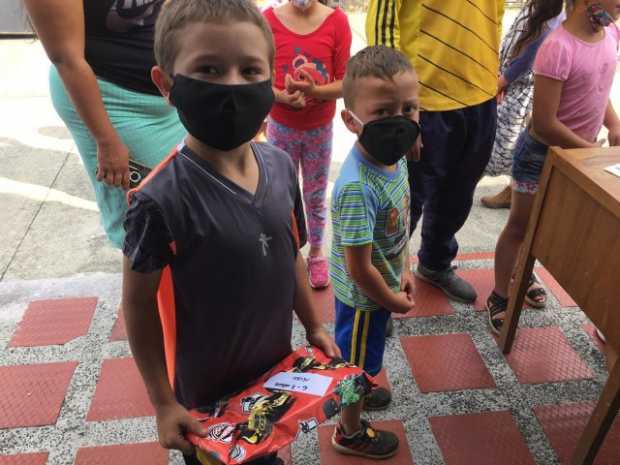 Niños reciben aguinaldos en veredas de Manizales. 