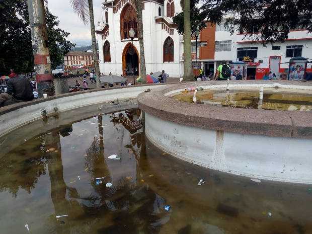 La pila del Parque Caldas está llena de basura La pila del Parque Caldas está llena de basura