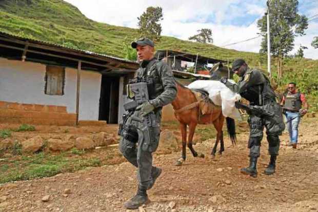 Policías trasladan en caballo los cuerpos de 5 hombres asesinados ayer en la vereda La Meseta de Jamundí (Valle del Cauca).
