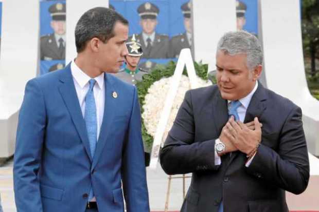 El presidente de Colombia, Iván Duque, conversa con el jefe de la Asamblea Nacional de Venezuela, Juan Guaidó, durante un homena