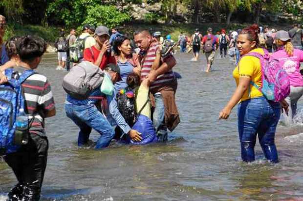 Migrantes centroamericanos, en su mayoría hondureños, logran cruzar el río Suchíate para internarse en territorio mexicano desde