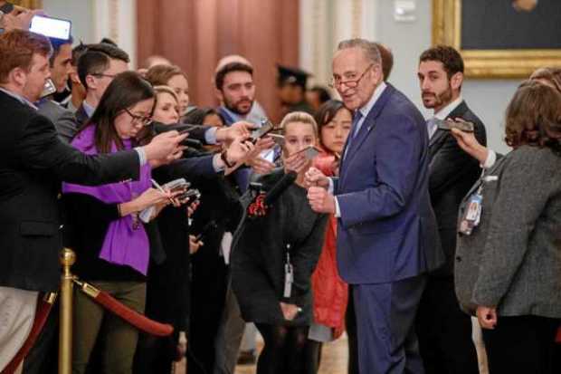 Foto | EFE | LAPATRIA Durante un descanso en el juicio de juicio político del Senado, el líder de la minoría del Senado, Chuck S