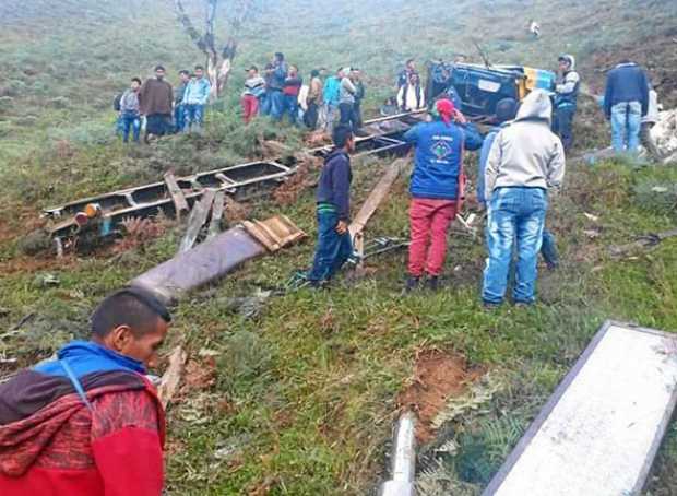 El carro rodó por un precipicio de aproximadamente 400 metros, según informaron nativos del resguardo La Aguada. 