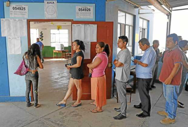 FOTO | EFE | LAPATRIA Cerca de 25 millones de peruanos estaban habilitados para votar en este proceso que es obligatorio para to