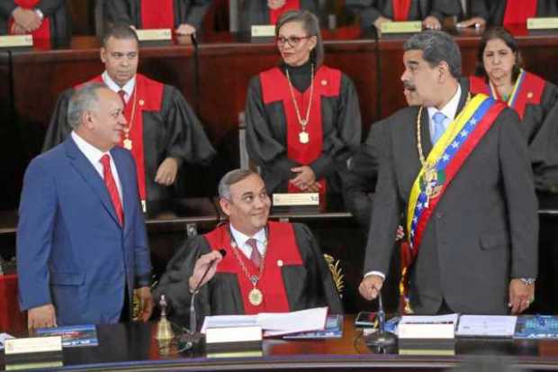 El gobernante venezolano, Nicolás Maduro, conversa con el vicepresidente del oficialista Partido Socialista Unido de Venezuela, 