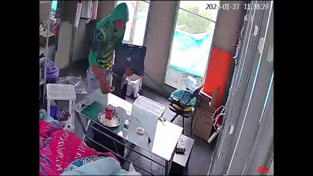 Fotos | Tomadas del video | LA PATRIA El accionar del ladrón dentro de la casa. Se observa cuando se lleva un computador. 