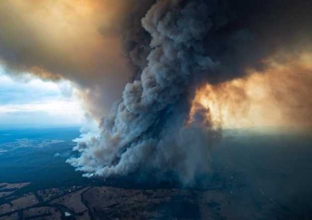 Así estaba ayer la columna de humo de un incendio en East Gippsland, Victoria, Australia.