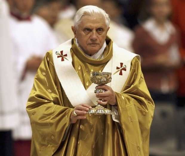 Benedicto XVI niega autoría de libro