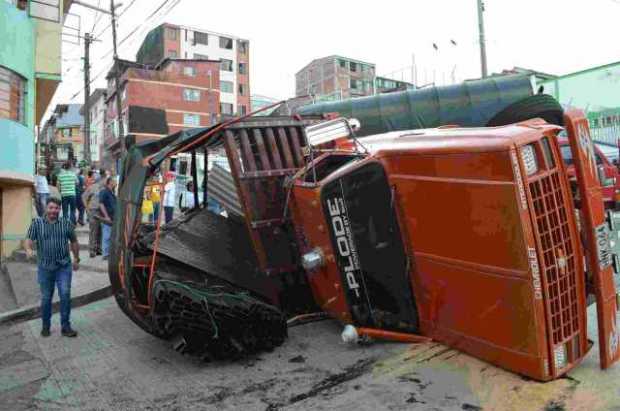 Bomberos de Manizales acudió al lugar del accidente en el barrio El Bosque.