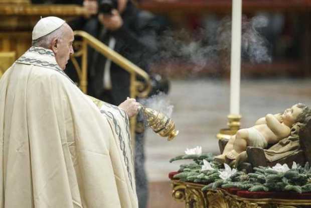 El papa Francisco pide perdón por reprender a una fiel que le agarró en el Vaticano