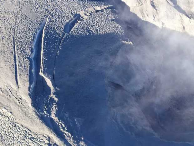 Sobrevuelan cráter Arenas del Volcán Nevado del Ruiz