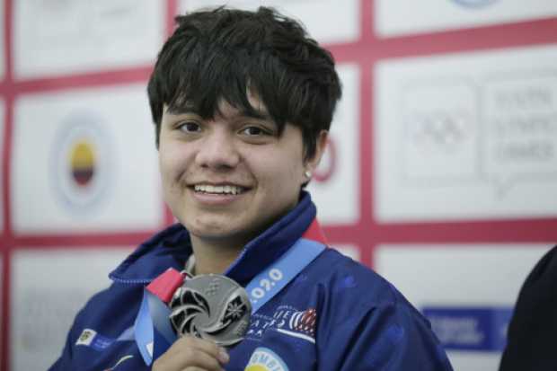 Diego Amaya exhibe la medalla de plata que logró en Suiza.
