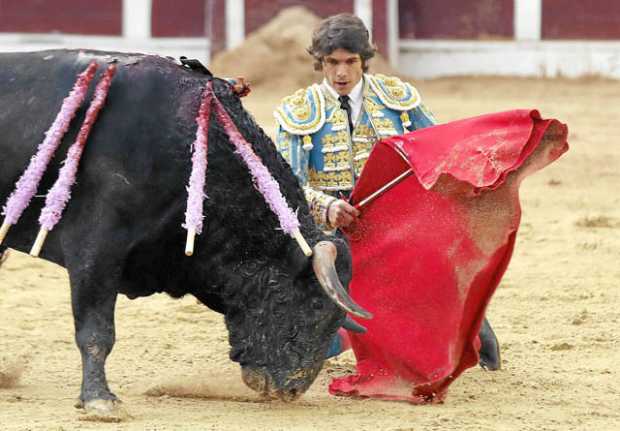 El torero francés Sebastián Castella lidia el segundo toro de la tarde en la apertura de la temporada taurina de Bogotá.