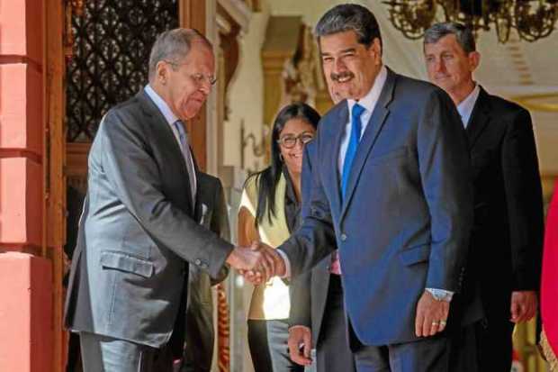 El presidente de Venezuela, Nicolás Maduro, recibe al ministro de Asuntos Exteriores, Serguéi Lavrov, en el Palacio de Miraflore