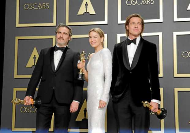 Los ganadores del Oscar Joaquin Phoenix, mejor actor (Joker); Renée Zellweger, mejor actriz (Judy), y Brad Pitt, mejor actor de 