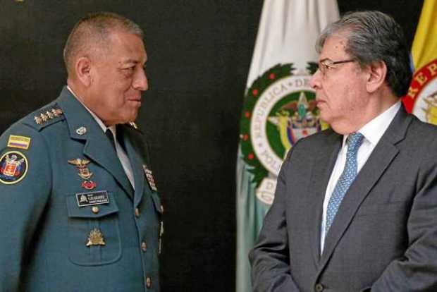 Foto | Colprensa | LA PATRIA El general Luis Navarro, comandante de la Fuerzas Armadas, y Carlos Holmes Trujillo, ministro de De