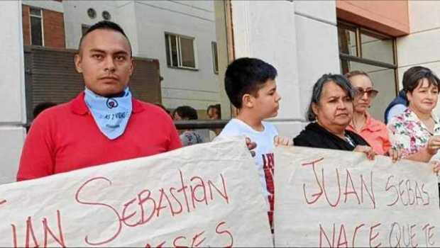 Foto | Tomada de @Periodicovirtual.com | LA PATRIA  Juan Pablo Medina, padre del bebé, realizó plantones en Popayán para evitar 