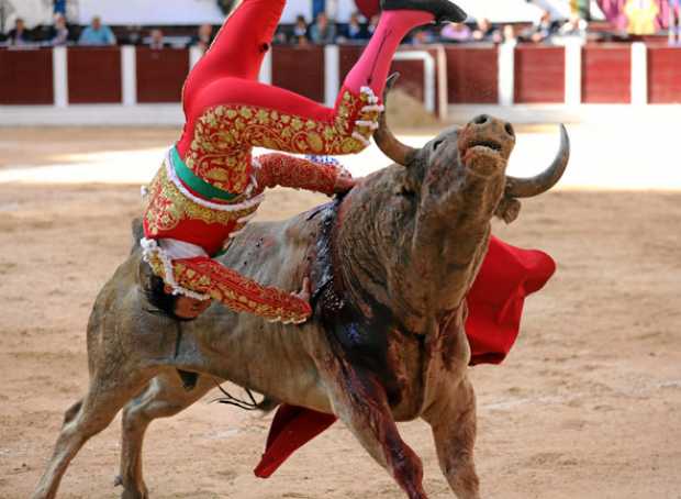 Foto | EFE | LA PATRIA Antonio Ferrera pasó a la enfermería tras la lidia del segundo toro de la tarde, que le causó herida de a