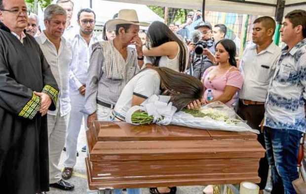 Familiares de Edison Lexcano Hurtado, desaparecido hace 18 años, recibieron sus restos mortales ayer en la plaza principal de Da