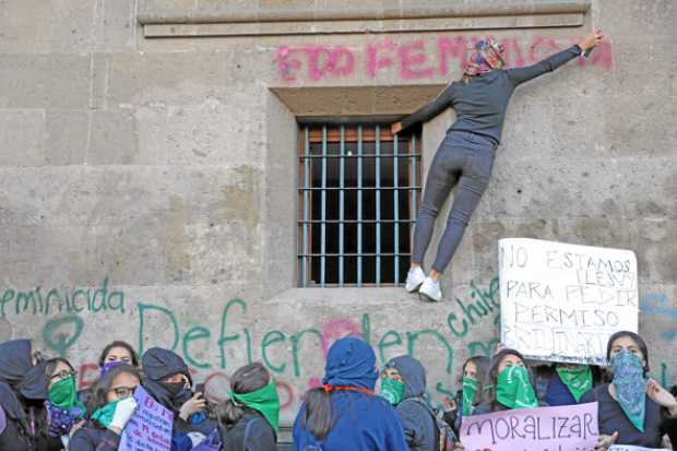Colectivos y organizaciones feministas pintaron el martes las paredes del Palacio Nacional en forma de protesta. 