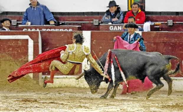 Arturo Gilio fue uno de los dos novilleros embestidos ayer en la plaza de toros La Santamaría.