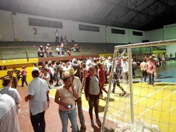 En el coliseo de Ituango permanecen los desplazados. 