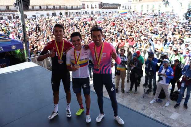 Egan Bernal, segundo; Sergio Higuita, primero; y Daniel Martínez, tercero, el podio de la categoría élite del Campeonato Naciona