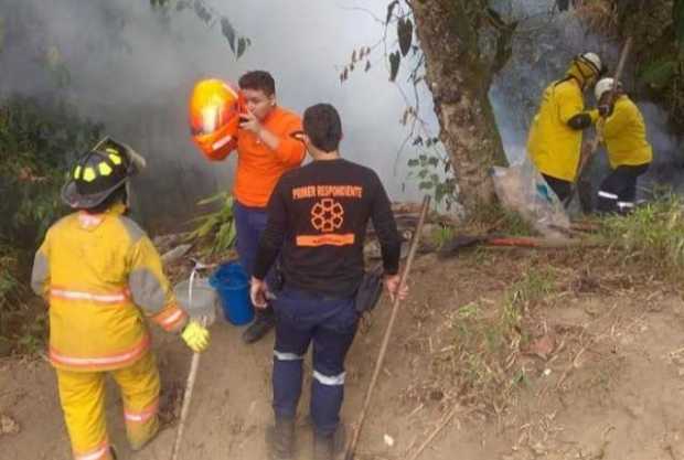 La labor de los bomberos es sin descanso. Ayer, los de Villamaría atendieron este incendio forestal en el barrio San Diego. Se a