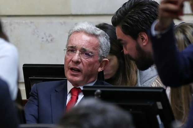 Uribe defiende el uso de avión presidencial para fines familiares 