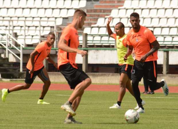 José Junior Julio (d) entró a la titular del Once Caldas ante la lesión de Luis Payares y ha contribuido para que al equipo solo