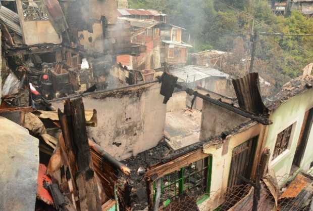 La gente en Sierra Morena busca algo para recuperar del incendio, pero es una práctica riesgosa porque las estructuras quedaron 