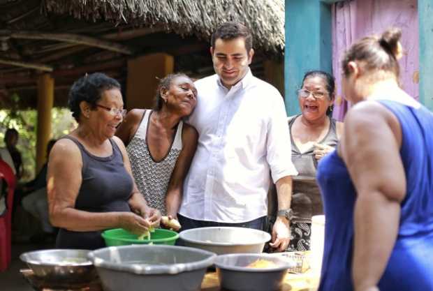 Sus tejidos son bordados en gran formato que narran la historia de su comunidad. En la foto con el gobernador de Bolívar, Vicent