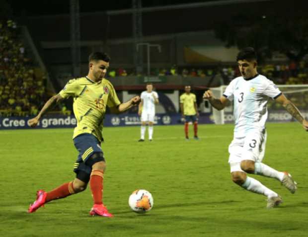 Inexplicable resultó para la afición la salida de Benedetti, importante en la delantera.