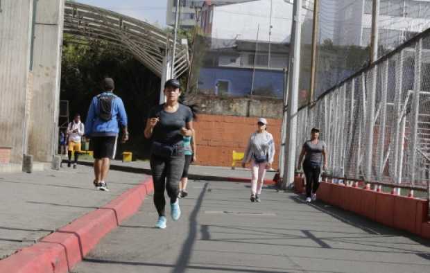 Los atletas siguen buscando la pista de la Auxiliar para trotar mientras esperan que se abra la nueva.