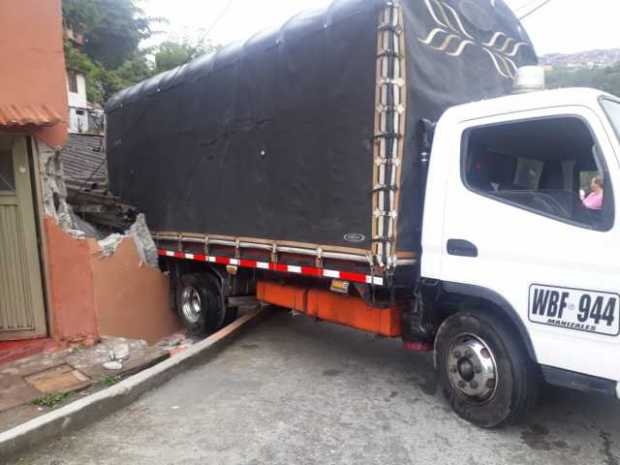 Así quedó el vehículo en el barrio Santa Ana, de Villamaría. 