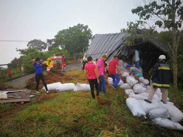 Comunidad y Organismos de Socorro recuperaron camión que casi cae a abismo en Victoria Comunidad y Organismos de Socorro recuperaron camión que casi cae a abismo en Victoria