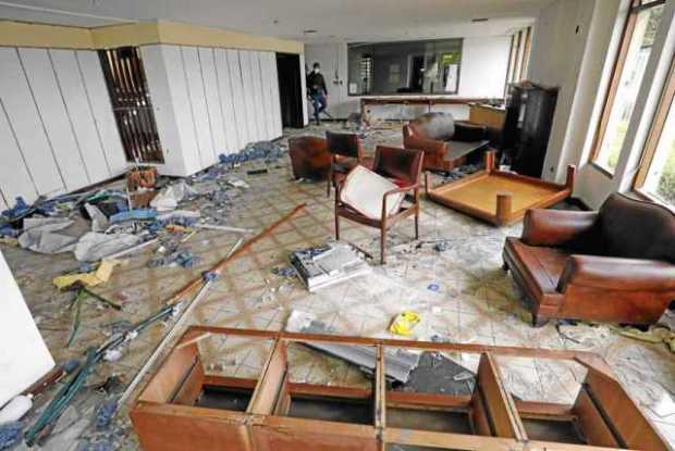 Foto | EFE | LA PATRIA Vista general de los destrozos al interior del consulado de Venezuela, en Bogotá.
